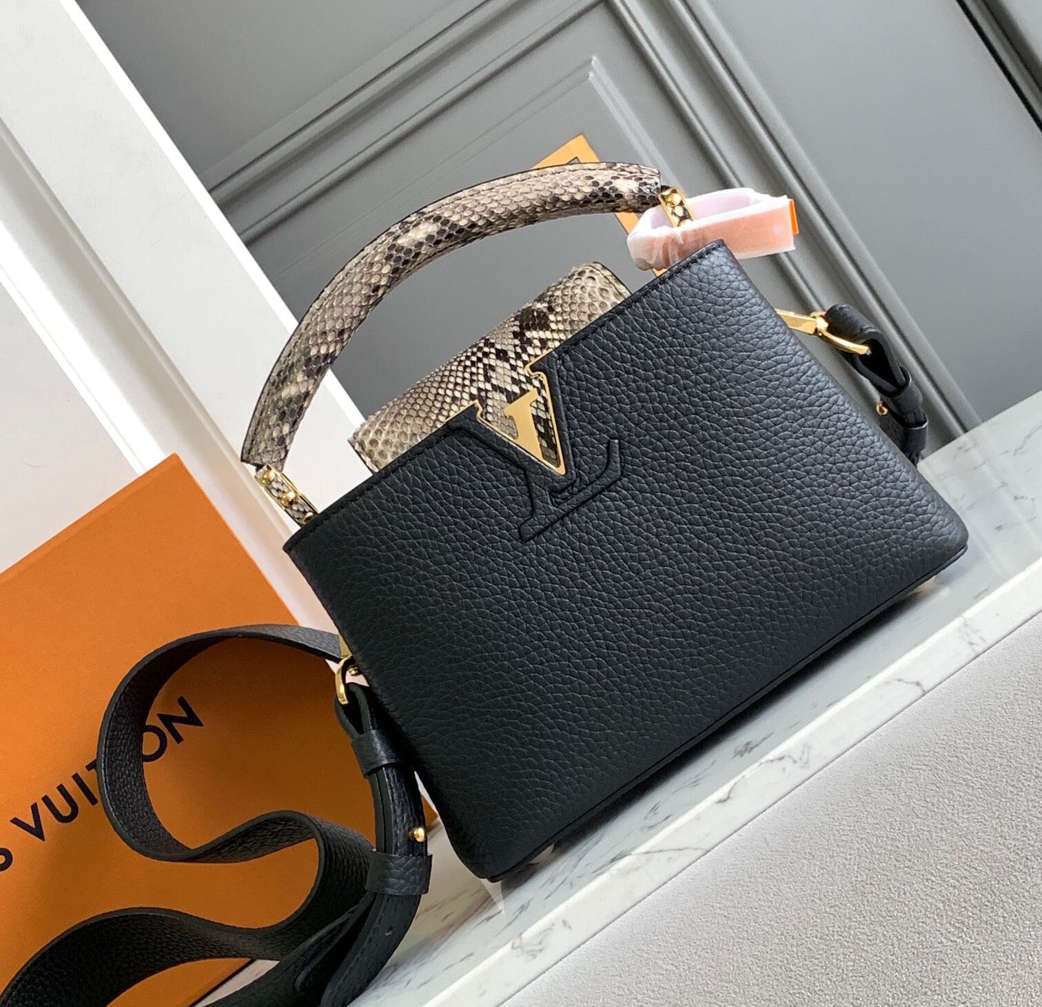 Louis Vuitton Capucines Mini Bag M80041